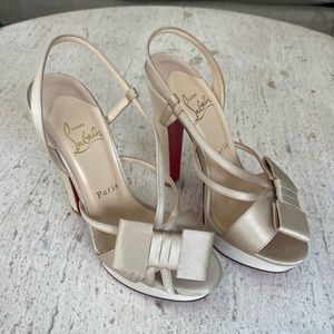 New Louboutins size 37.5 champagne statin with bows